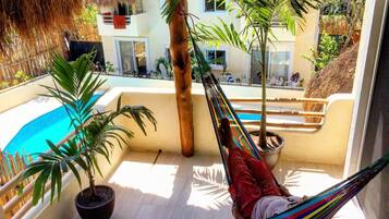 Una piscina al aire libre