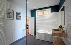 Bathtub, free toiletries, hair dryer, towels - Casa Pino (Bastia)