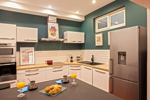 Refrigerador, microondas, horno, placa de cocina
