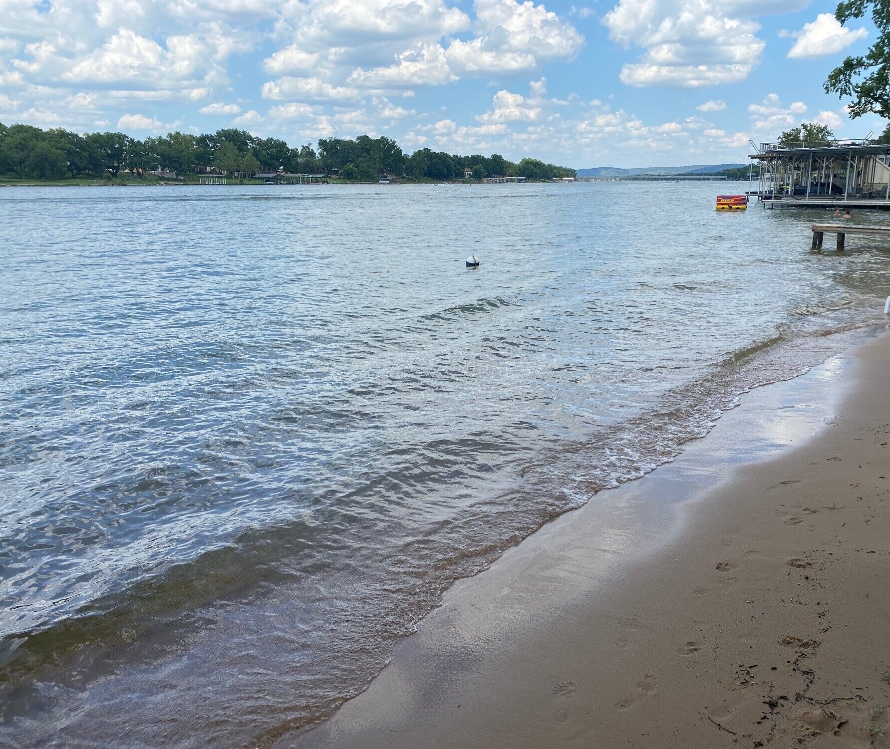 Nær stranden, solsenger og strandhåndklær