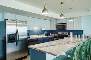 Geladeira, micro-ondas, fogão, cooktop