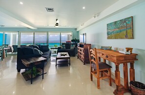 TV, mesa de pingue-pongue