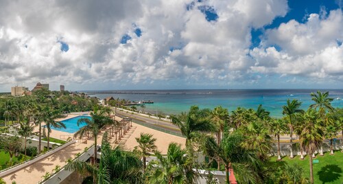 Very luxurious 2 bedroom sea-view condo. Newly remodeled. All new furnishings. 