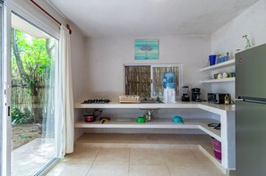 Refrigerador, microondas, horno y cafetera y tetera