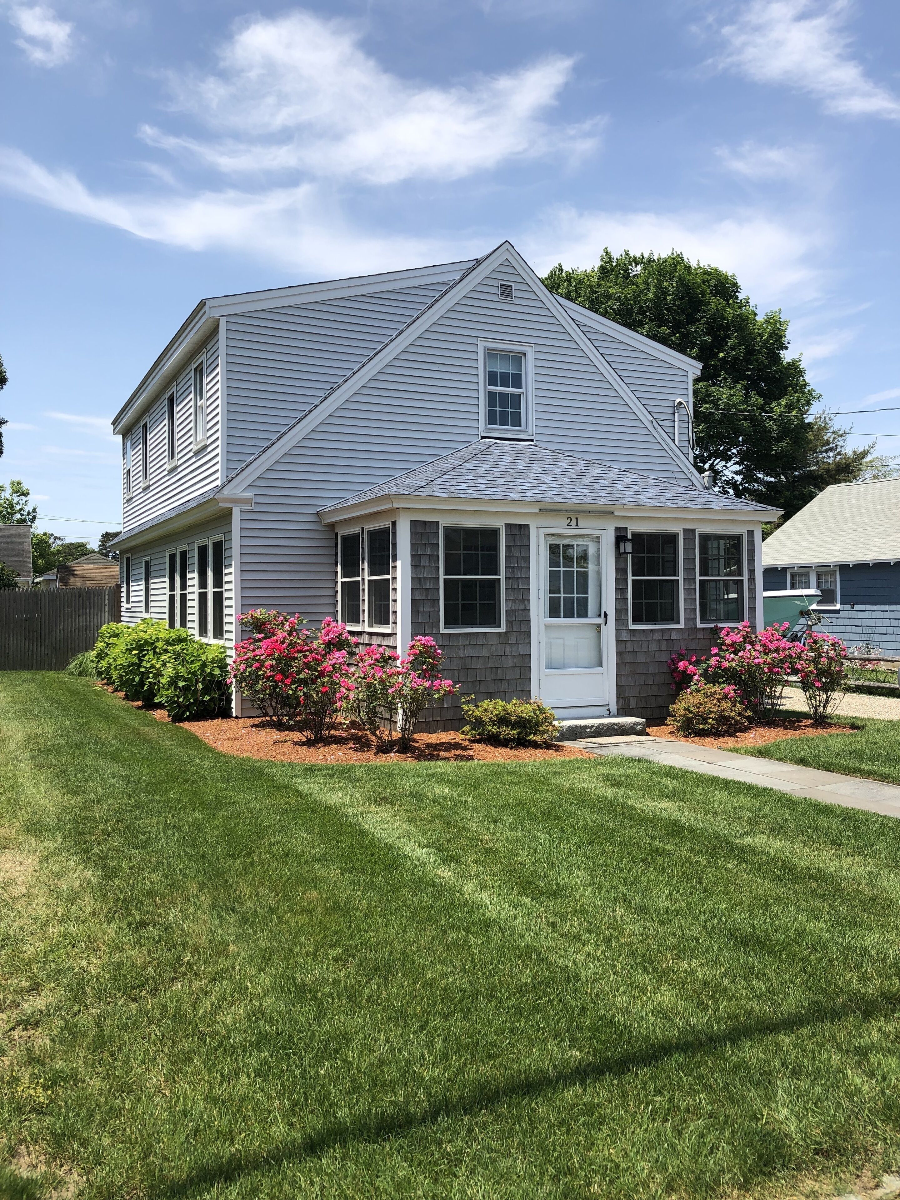 SEPT. SPECIALS!  Walk to beaches. Cottage with 6 private bedrooms.  Sleeps 12.