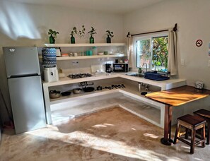 Kühlschrank, Wasserkocher mit Kaffee-/Teezubehör
