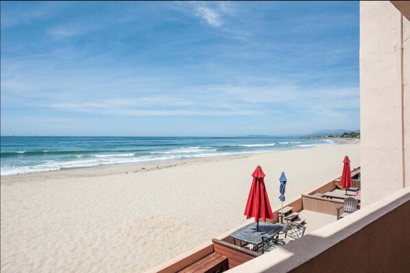 On the beach - Ocean View Beach Condo | California King, Balcony & Steps to the Sand (Carpinteria)