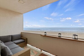 On the beach - Ocean View Beach Condo | California King, Balcony & Steps to the Sand (Carpinteria)