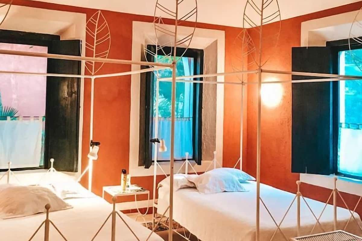 Room (Pabellon Doble) | Iron/ironing board, bed sheets