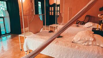 Habitación (Pabellon Doble) | Tabla de planchar con plancha y ropa de cama