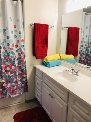Combined shower/tub, hair dryer, towels, soap - The Preserve with an unbeatable view (Oak Harbor)