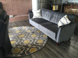 TV, fireplace - The Preserve with an unbeatable view (Oak Harbor)