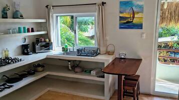 Fridge, coffee/tea maker
