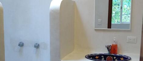 Ducha, secador de pelo, toallas y champú