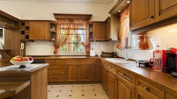 Nhà phong cách cổ điển | Bếp riêng | Dụng cụ pha cà phê/trà, tủ lạnh, lò nướng, bếp nấu