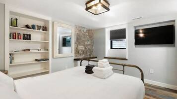 1 bedroom, travel cot, free WiFi, bed sheets