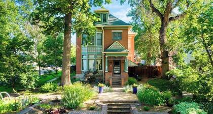 Beautiful 1890 victorian garden unit in the heart of Denver