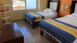 Quarto de hotel com duas camas, uma escrivaninha, uma cadeira, uma janela com vista e uma prateleira com um quadro.