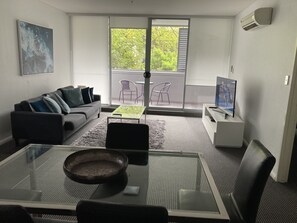 Apartment, 2 Bedrooms | Living area