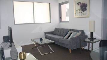 Lejlighed - 1 soveværelse | Opholdsområde | 1-tommers smart-tv med digitale kanaler, tv, dvd-afspiller