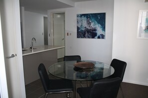 Apartment, 1 Bedroom | In-room dining - Wyndel Apartments - Miller Street (North Sydney)