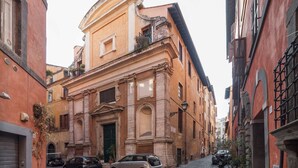 A narrow street with historic buildings, a cobblestone road, and parked cars. - Studio close by Piazza Navona - A/C - Wi-Fi - Washer (Roma)
