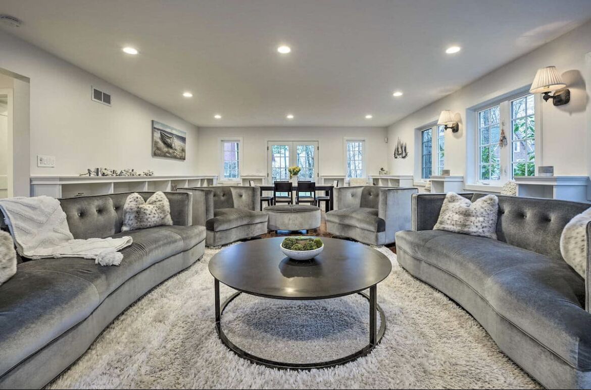 Sprawling Retreat W/Private Beach Access