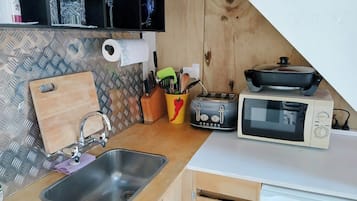 KylskÄp, ugn, kaffe- och tebryggare och vattenkokare