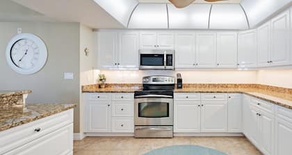 Luxury Penthouse condo, steps to the beach! 4 Beds, 3.5 baths can sleep up to 15