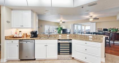 Luxury Penthouse condo, steps to the beach! 4 Beds, 3.5 baths can sleep up to 15