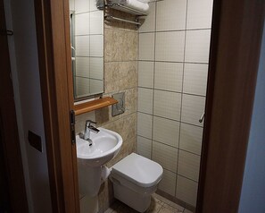 Douche, sèche-cheveux, serviettes fournies, savon