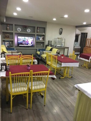 Se ofrece un desayuno continental (10 TRY por persona)