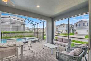 Outdoor dining - Your Family will love the 1st Class Amenities at Your Private Villa on Windsor Island Resort (Orlando)