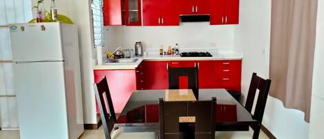 Refrigerador, microondas, placa de cocina, cafetera/tetera