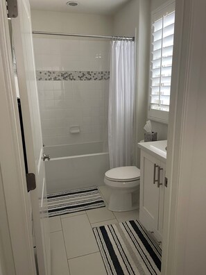 Combined shower/bathtub, hair dryer, towels