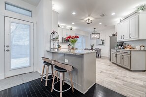 Een koelkast, een magnetron, een oven, een kookplaat