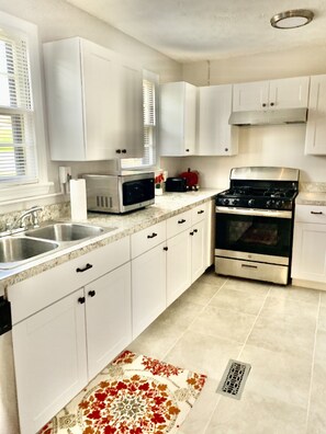 Jääkaappi, mikroaaltouuni, uuni, liesi