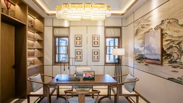 迷你吧贈品、房內夾萬、手提電腦工作空間、遮光窗簾/窗簾