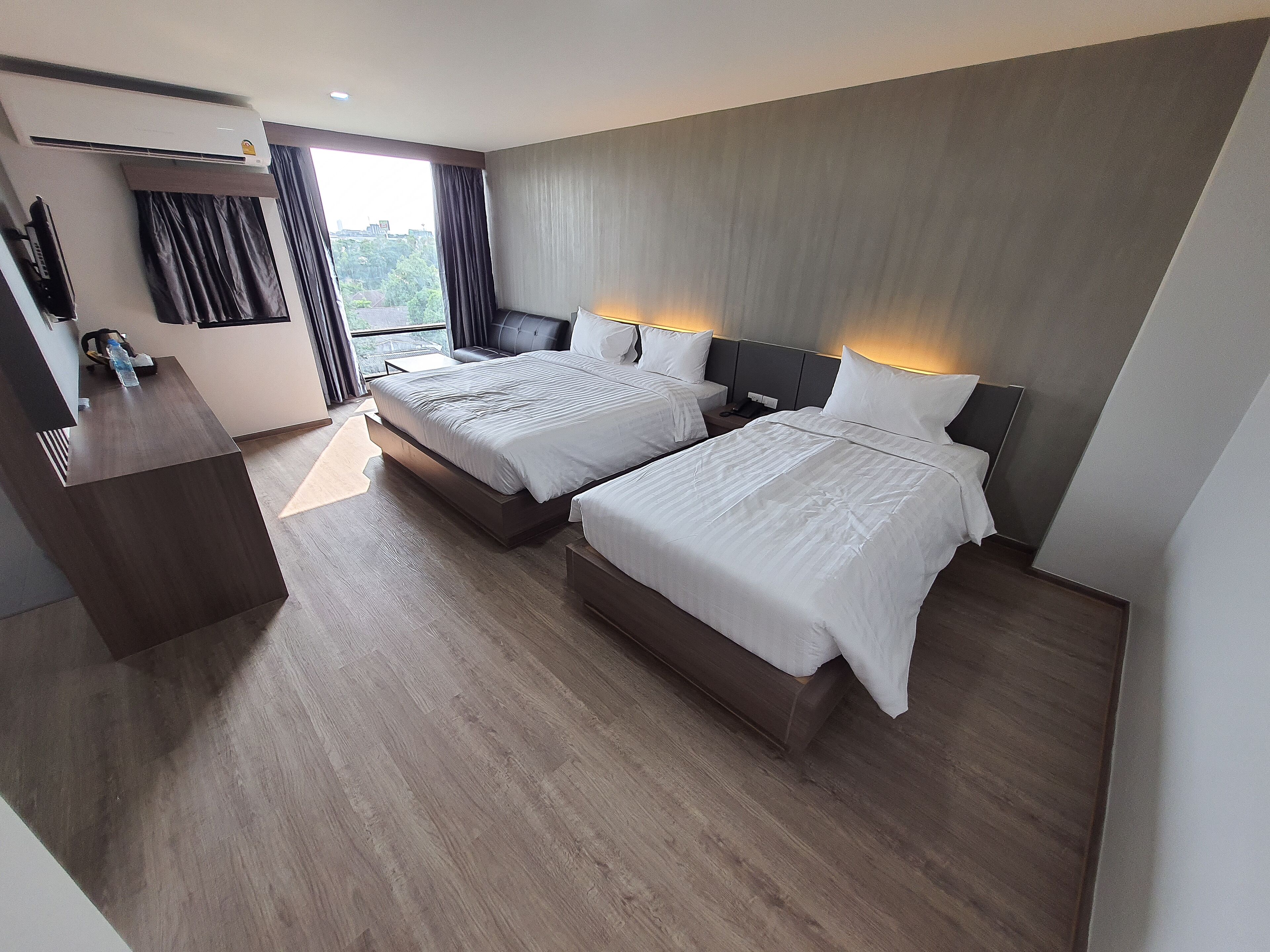 Family Room | Desk, soundproofing, free WiFi