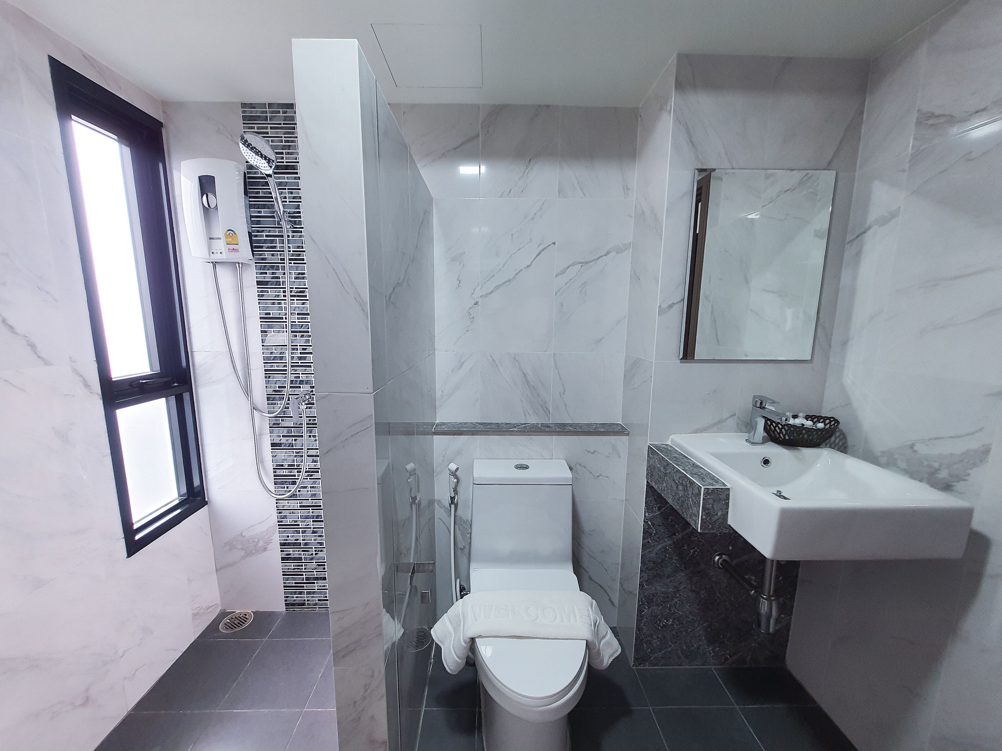 Shower, rainfall showerhead, free toiletries, soap