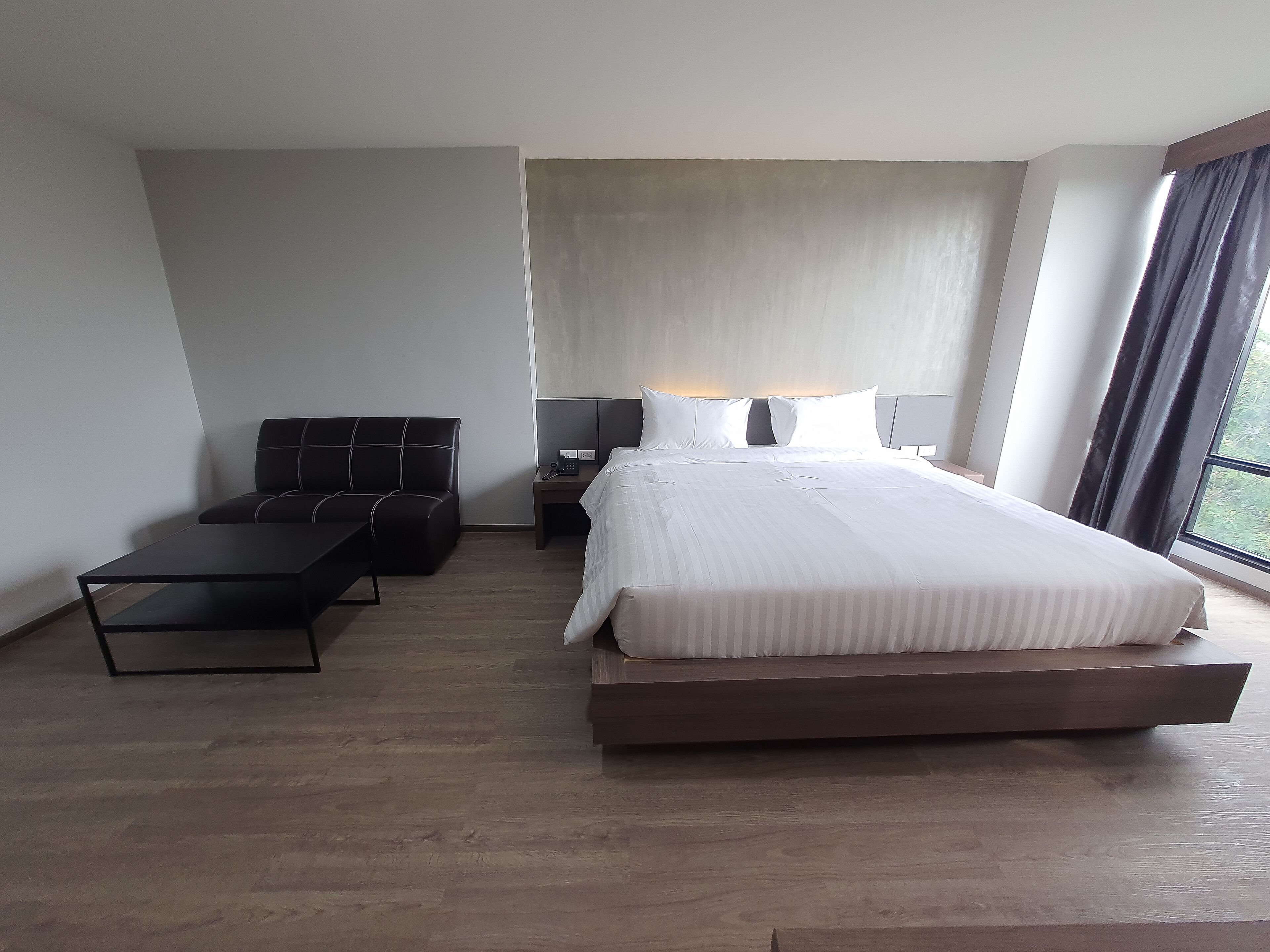 مكتب وتجهيزات عازلة للصوت وواي فاي مجانًا