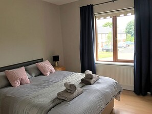 3 bedrooms, iron/ironing board, WiFi, bed sheets