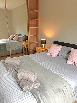 3 chambres, fer et planche à repasser, Wi-Fi, draps fournis