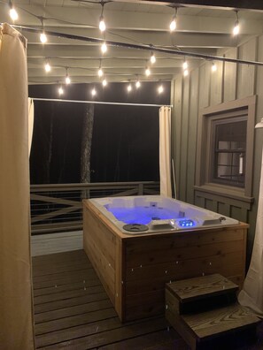 Outdoor spa tub - Remodeled Cabin near DeSoto State Park & Mentone (Mentone)