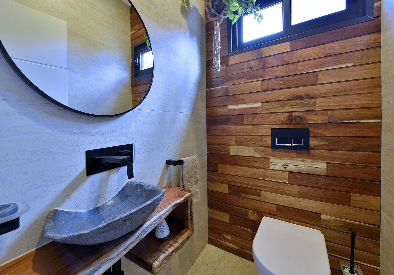 Stunning home on 5 acres with Infinity Pool & Fireplace — image 23