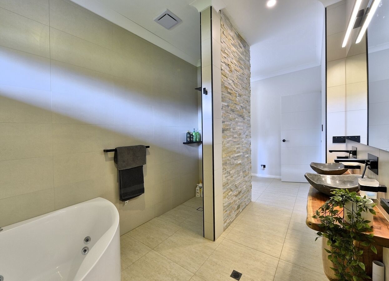 Stunning home on 5 acres with Infinity Pool & Fireplace — image 16