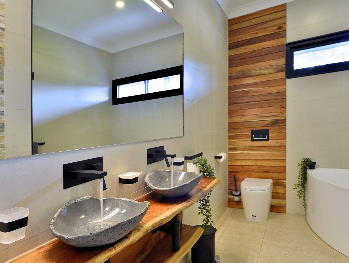 Stunning home on 5 acres with Infinity Pool & Fireplace — image 15