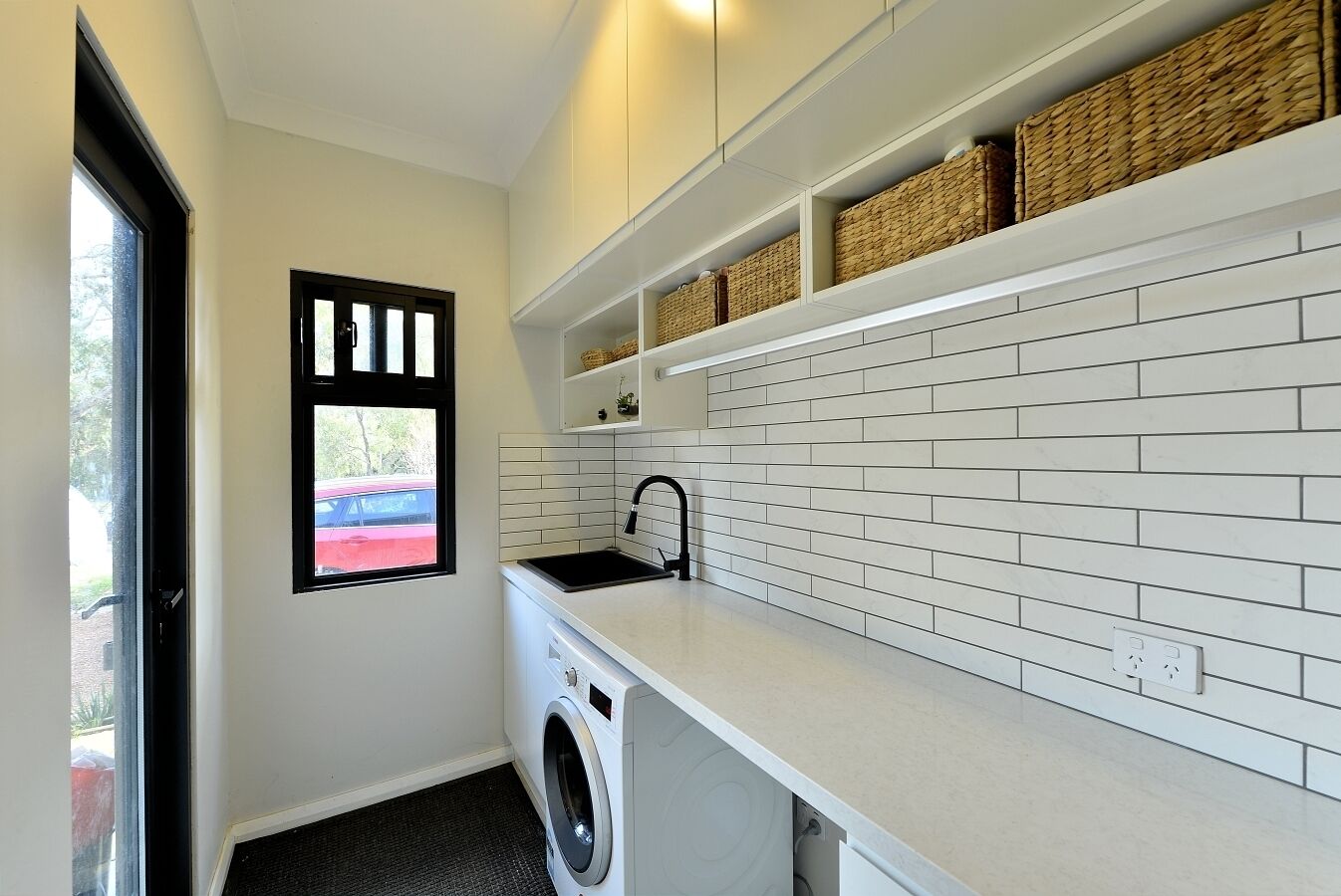 Stunning home on 5 acres with Infinity Pool & Fireplace — image 4