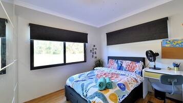 5 bedrooms, desk, free WiFi, bed sheets