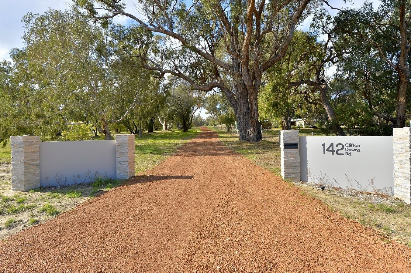 Stunning home on 5 acres with Infinity Pool & Fireplace — image 25
